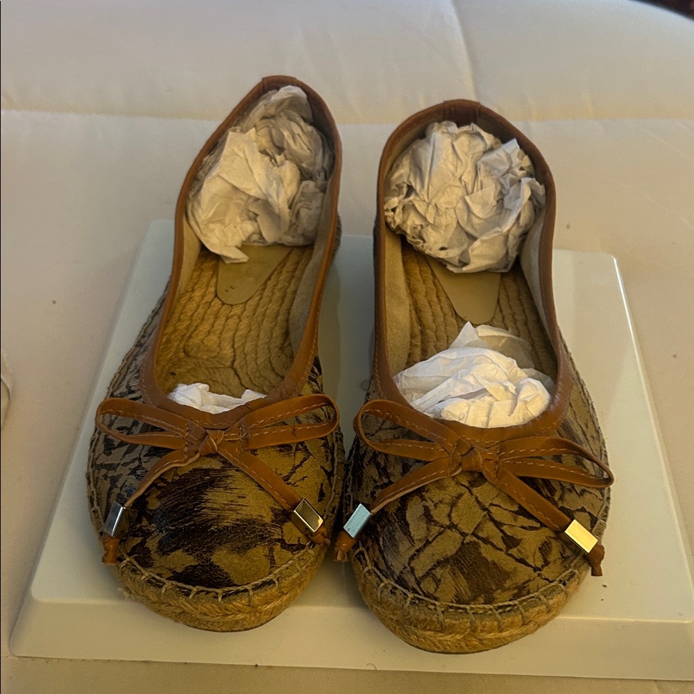 Chic Tan Espadrille Flats with Bow Accent